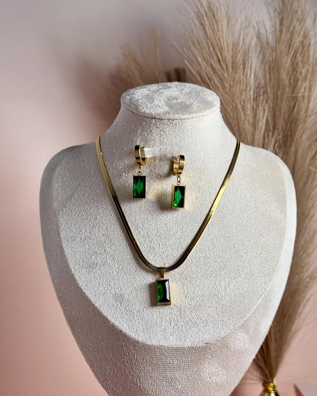 Emerald Snake Chain Pendent Set